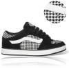 are la camsa alba cu cravata si costum negru..o pereche de skate shoes negri cu carouri albe sau