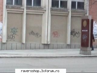 graffiti chiar asa incetati subiectu ala.. poza asta nush zic scrie.... stanga dreapta: luda,cosb