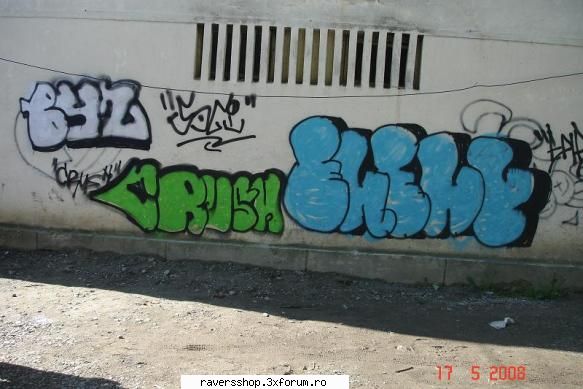 graffiti primu meu t-up. era noapte nam vazut nimica .:-< .ala albastru.