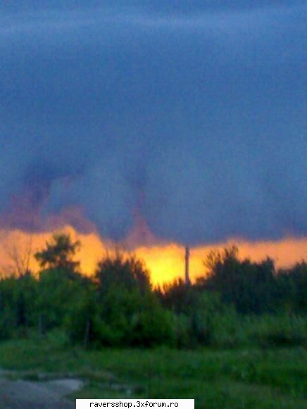 fotofrafia digitala poza fakuta tot mine.... apunea soarele parca luase foc ceru....(e saraca
