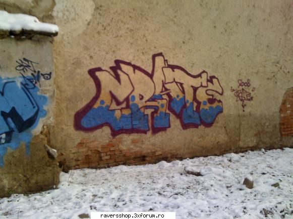 graffiti pareri poartea sus literelor ...e vopsea culoarea ..dumb