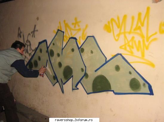 graffiti cam asa pare )... zke...i`m love with alien... &nbsp; poi hai pun una ``in chiar daca vati