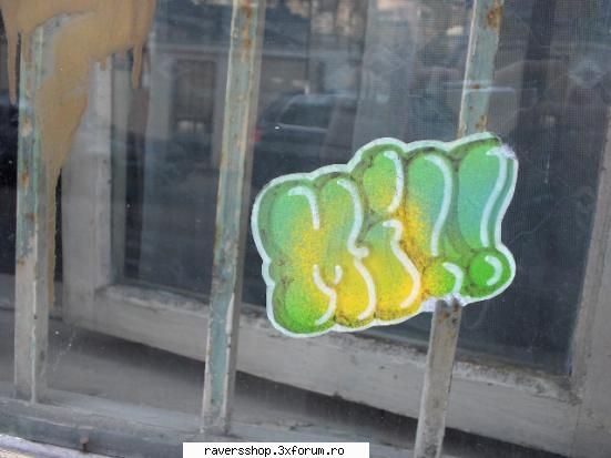 stikere schite ... acum ani ...p geam bucuresti cineva plasa sticker facut acasa niste resturi