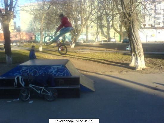 bmx sunt sanse mari cunosc ceva rideri ajutam cat putem noi distram urbanizam oamenii :> ps: