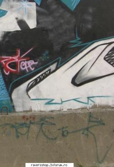 graffiti hallo mam mai distrat putin.... intampla cam rar ultima vreme fie mai rar an... cls 12a..