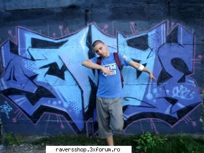 graffiti uitati tip doar spatele lui omb cat vechi e?)